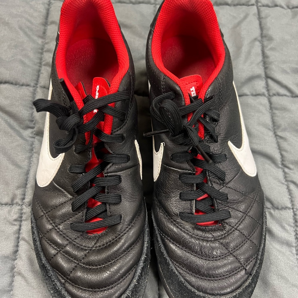 Soccer indoor shoes